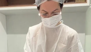 Dra. Cíntia Urquiza paramentada durante um procedimento de Endolifting